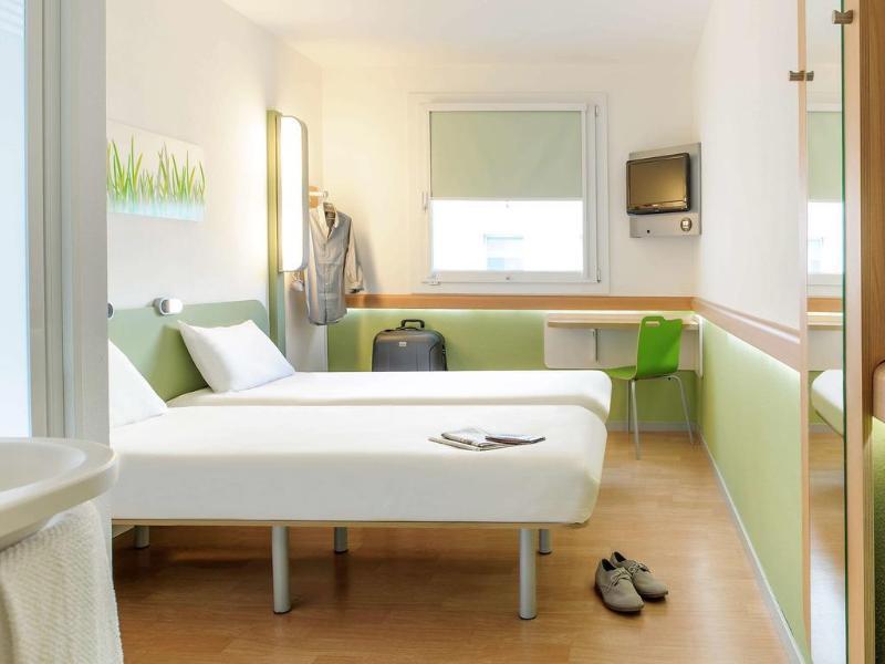 Ibis Issoire Hotel Exterior foto