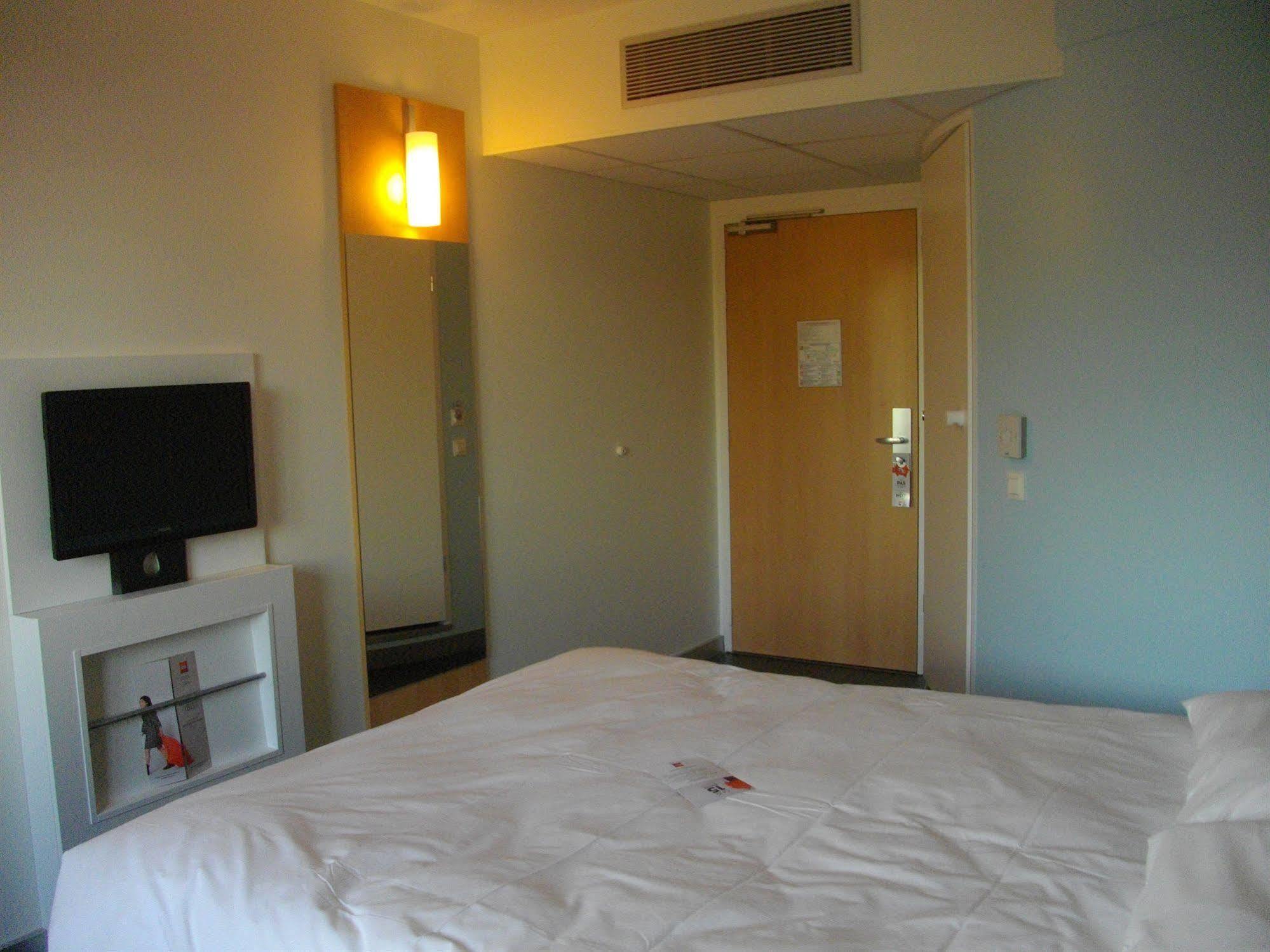 Ibis Issoire Hotel Exterior foto