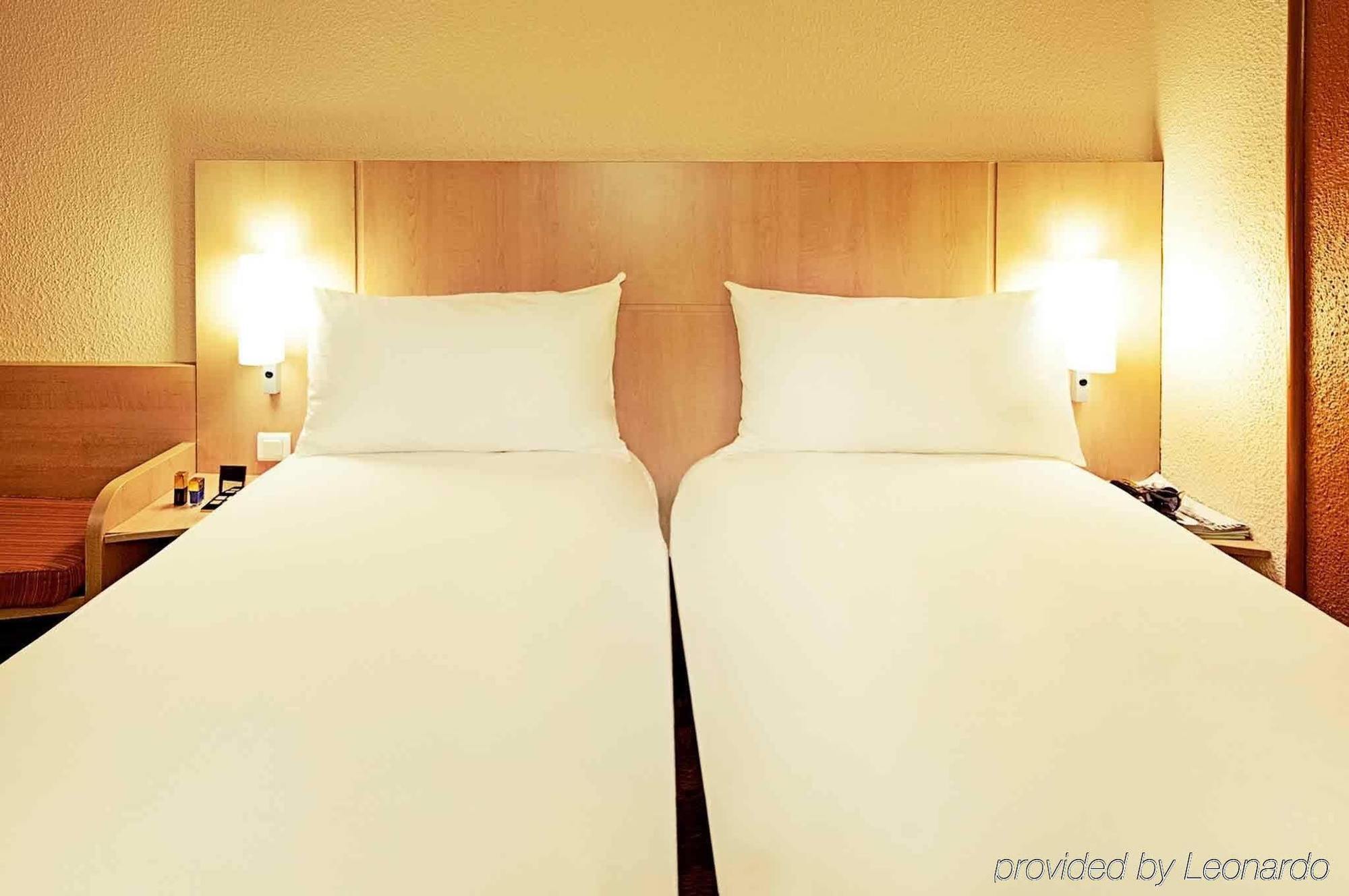 Ibis Issoire Hotel Exterior foto